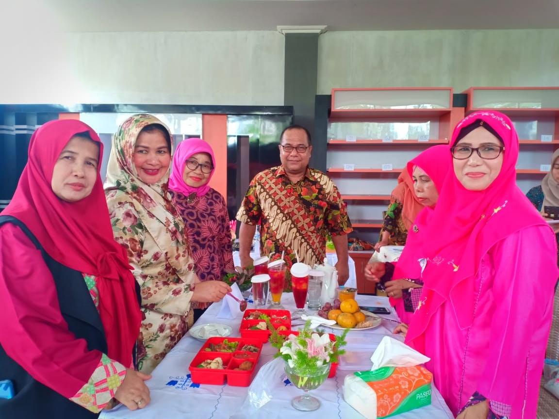 Peninjauan oleh Ketua PKK pada masing-masing Peserta Lomba Cipta Menu B2SA di Gedung Promosi Solok N