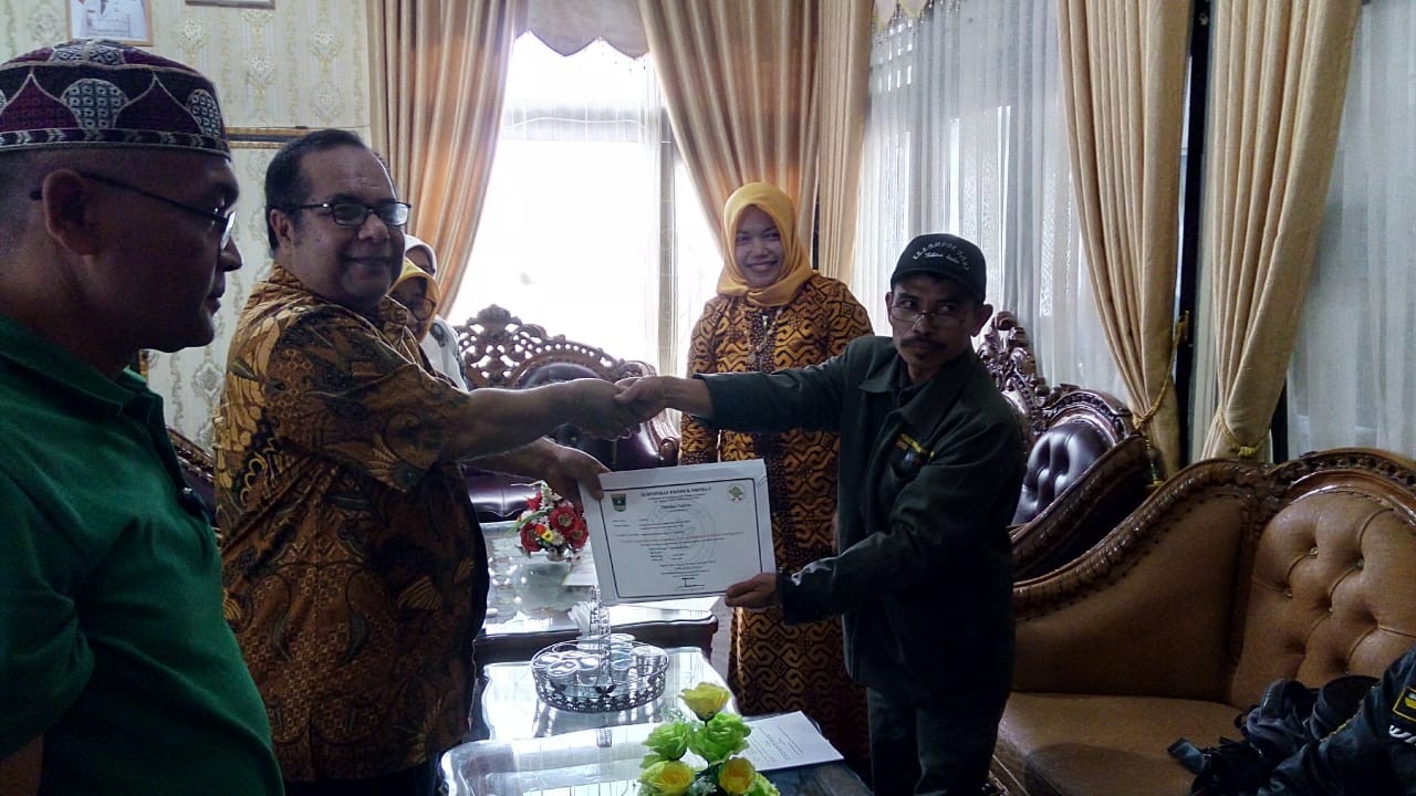 Penyerahan Sertifikat Produk dan Lahan Prima 3 dari UPTDBPMKP Dinas Pangan Propinsi Sumatera Barat k