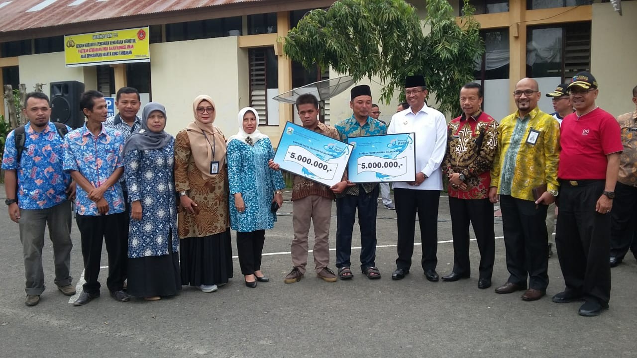 Penyerahan secara Simbolis Bantuan Premi Asuransi Nelayan (BPAN) dari JASINDO oleh Bapak Bupati Solo