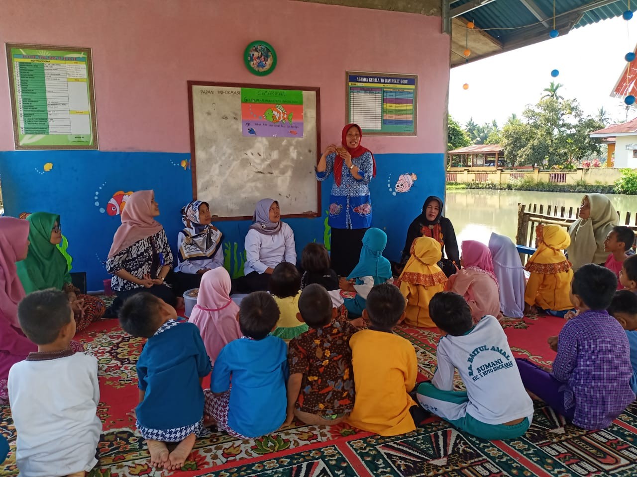 Gerakan Edukasi Makan Ikan Cegah Stunting untuk anak usia dini di PAUD ArRazaq Nagari Sumani Kec.X K