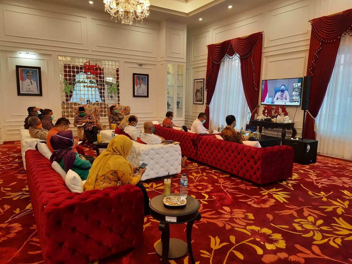 Video Conference Gubernur Sumatera Barat dengan Bupati/Wako se Sumatera Barat tentang Penanganan Cov