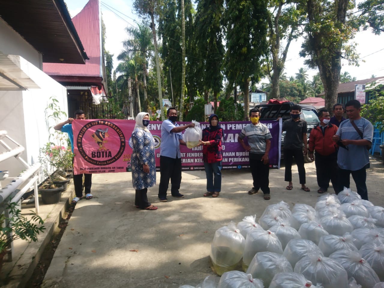 Penyerahan bantuan Pemerintah berupa Ikan Nilem dan Ikan Jelawat dari Balai Perikanan Budidaya Air t