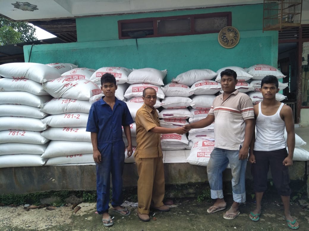 Serah terima pakan di kelompok Gelanggang Sepakat Nagari Gaung