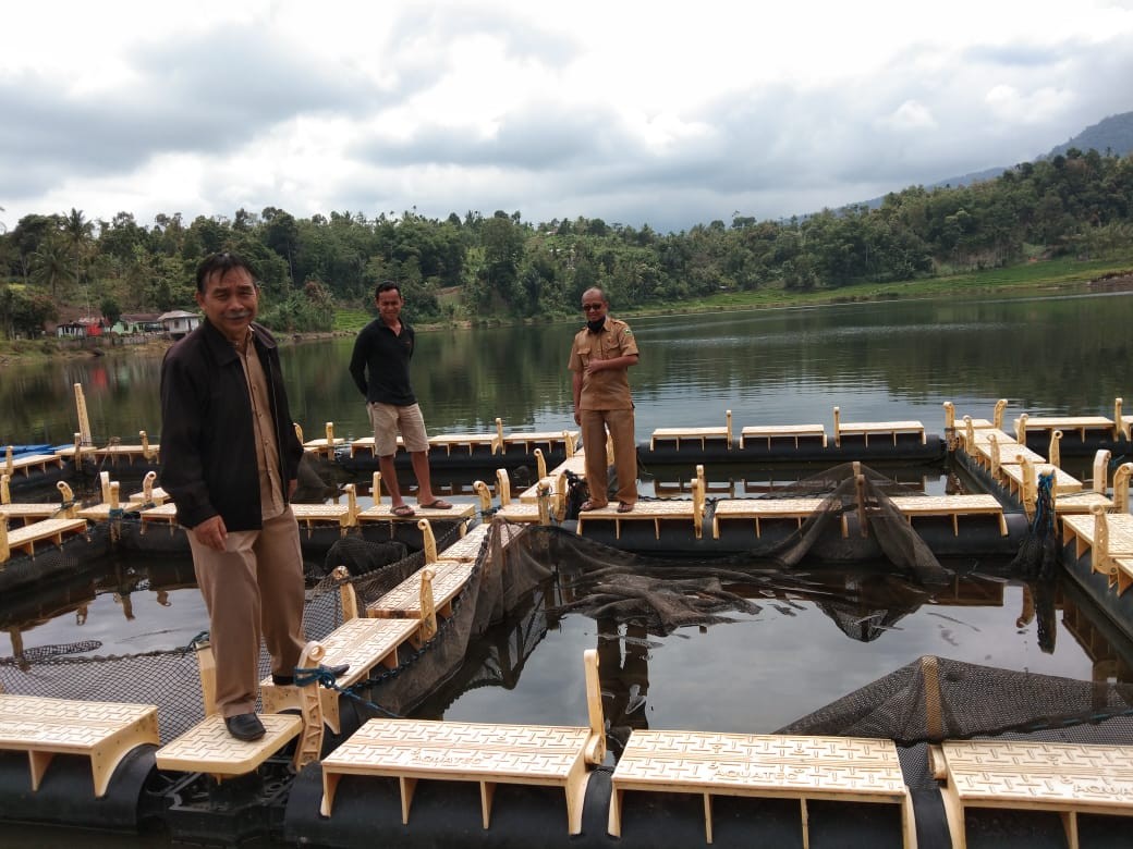 Dalam Rangka Meninjau Keramba Jaring Apung di Danau Tuo Ujung Ladang Koto Sani