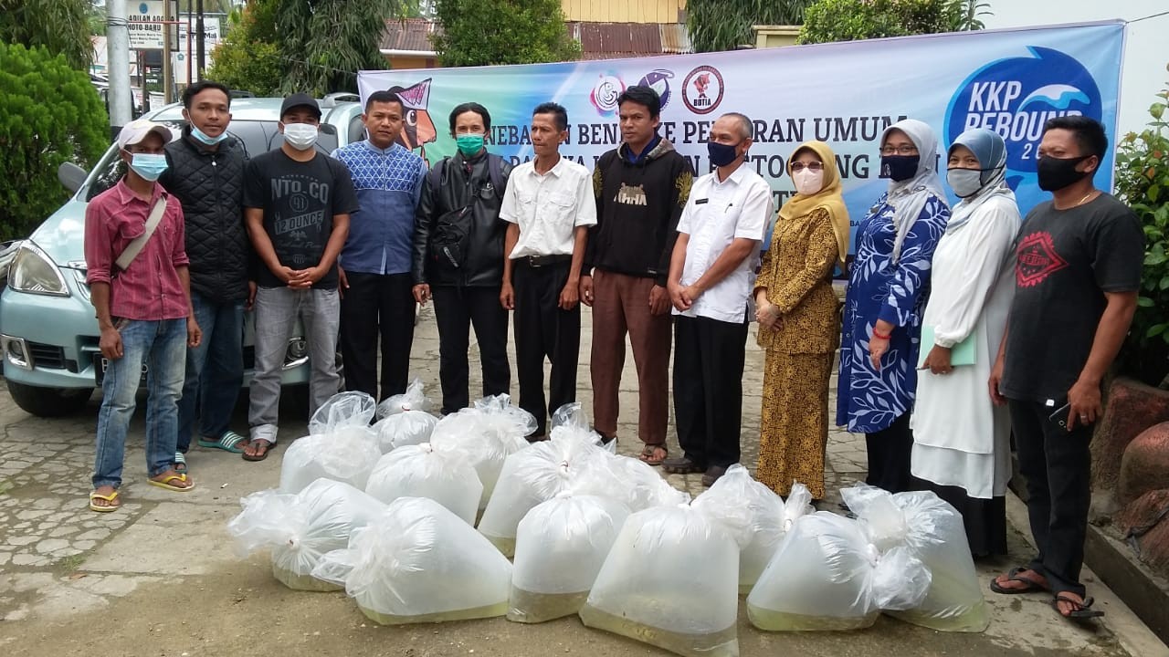Penyerahan Benih Ikan Nilem sebanyak 140.000 ekor dan benih ikan Jelawat sebanyak 60.000 ekor dari B
