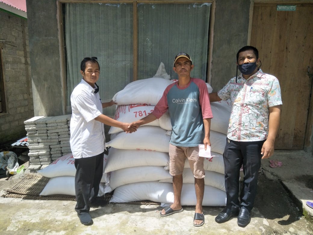 Pendistribusian benih dan pakan ikan llele di Pokdakan batang Kandih Nagari Surian