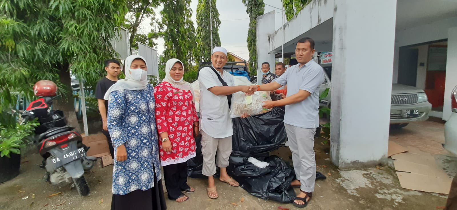 Penyerahan Bantuan Olahan Hasil Ikan kepada 10 Nagari Stunting