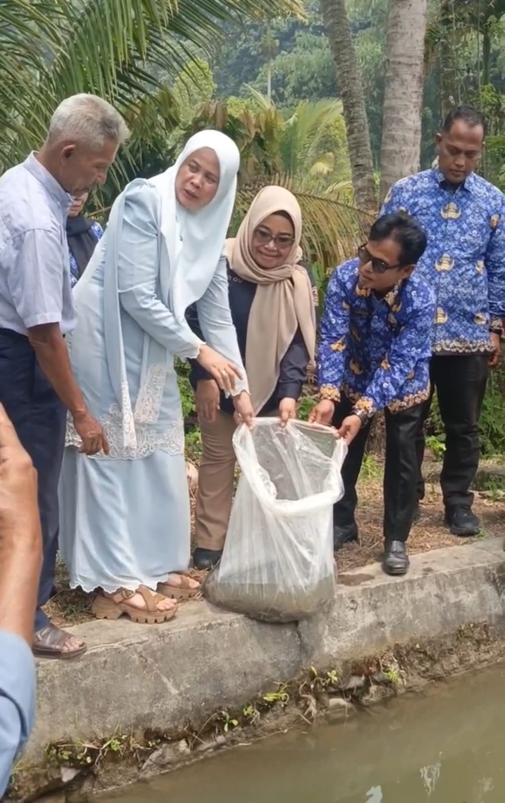 PENYERAHAN BANTUAN  SARANA DAN PRASARANA PERIKANAN
