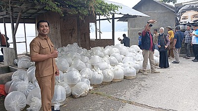 Penyerahan Bantuan Bibit Ikan Nila dan Mas pada Pokdakan di Nagari Singkarak dan Muaro Pingai Pasca Bencana Hidrometeorologi - foto 3