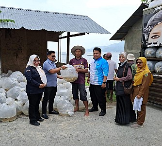 Penyerahan Bantuan Bibit Ikan Nila dan Mas pada Pokdakan di Nagari Singkarak dan Muaro Pingai Pasca Bencana Hidrometeorologi - foto 11