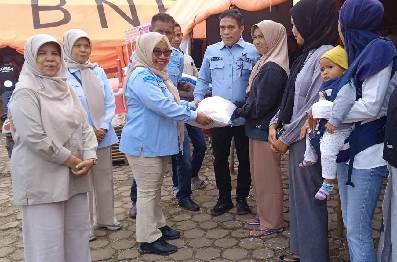 PENYERAHAN BANTUAN CADANGAN PANGAN PEMERINTAH PASCA BENCANA BANJIR BANDANG di KABUPATEN SOLOK
