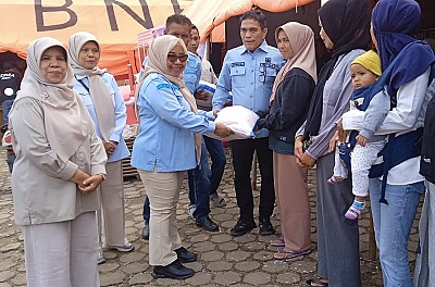 PENYERAHAN BANTUAN CADANGAN PANGAN PEMERINTAH PASCA BENCANA BANJIR BANDANG di KABUPATEN SOLOK